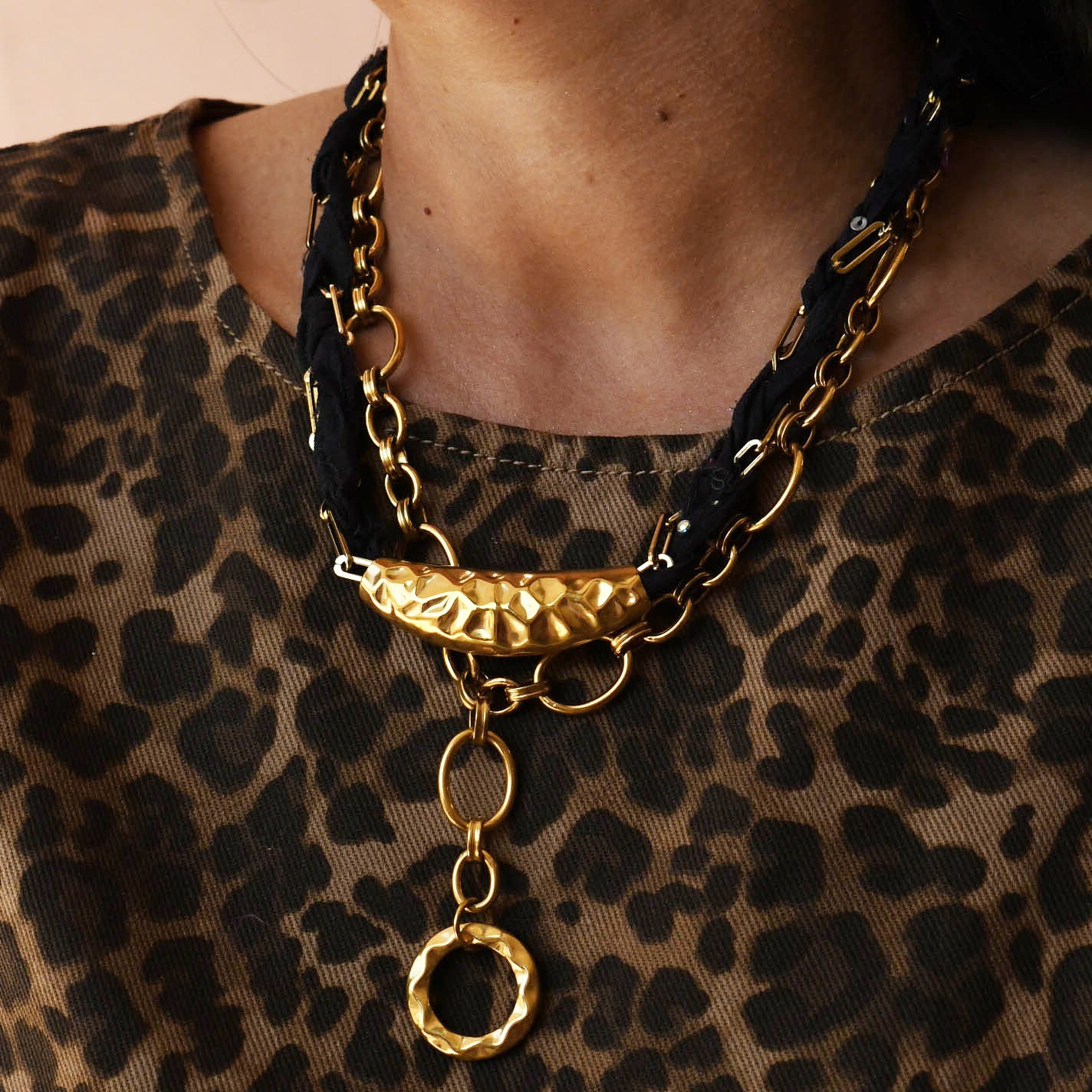 Black Scarlet Twist Collar