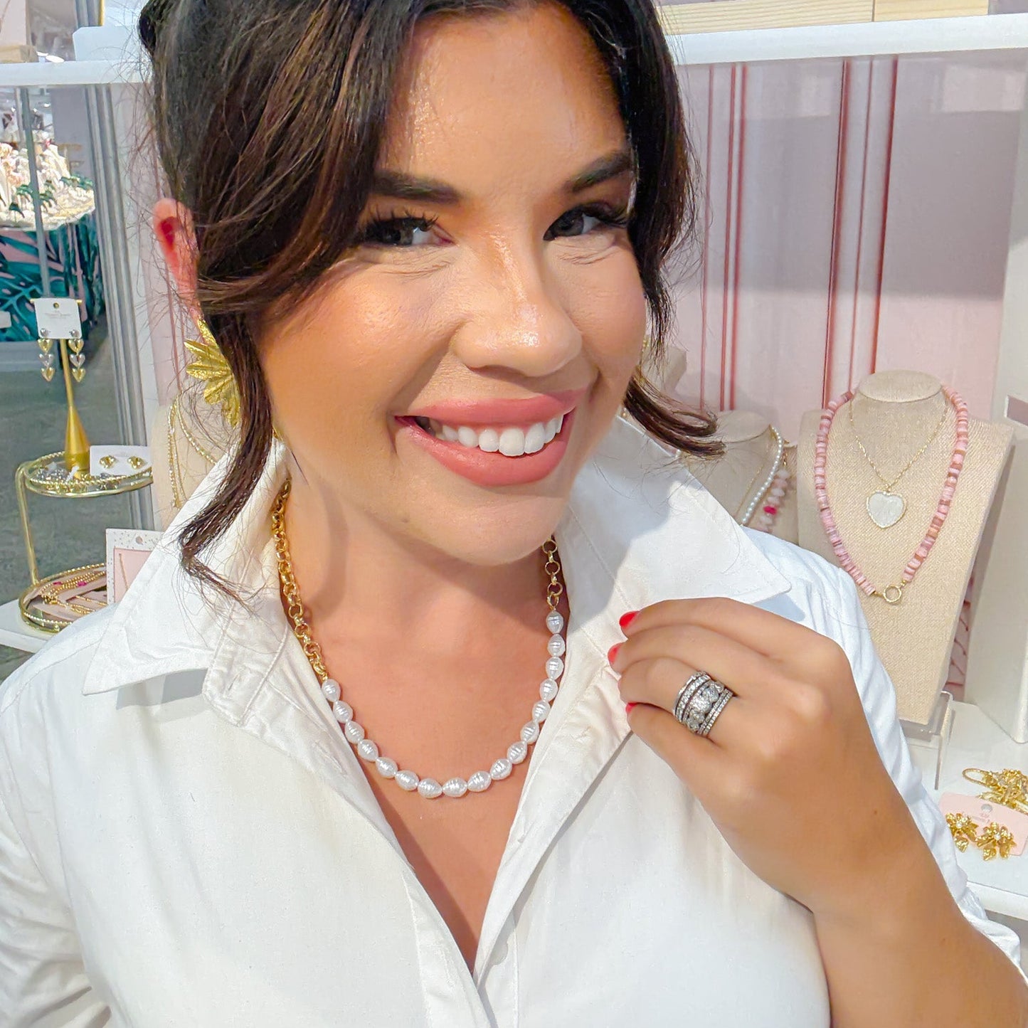 Dainty gold layered necklace featuring a chunky gold chain with white pearl-style beads, designed as a trendy statement accessory ideal for boutique wholesale jewelry buyers looking for waterproof necklaces that are hypoallergenic and tarnish free, perfect for wholesale jewelry for women’s boutiques