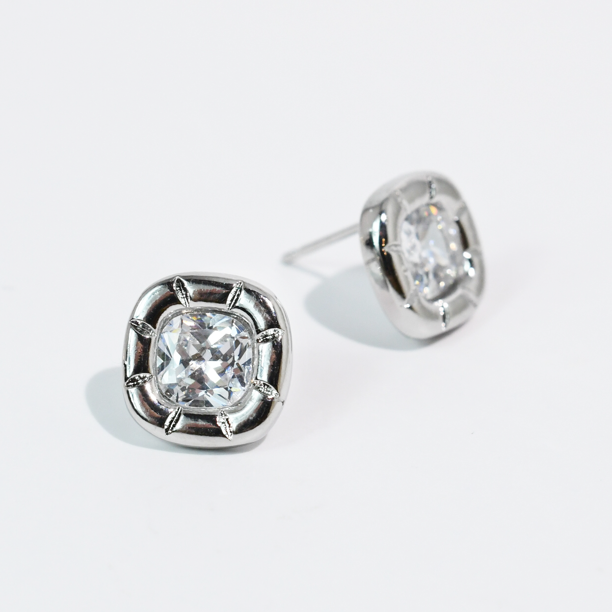 Cushion Luxe Silver Stud