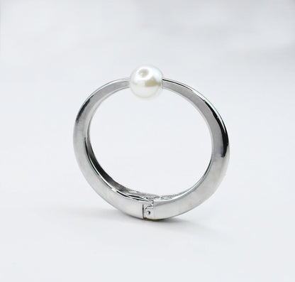 Halo Single Pearl Bangle