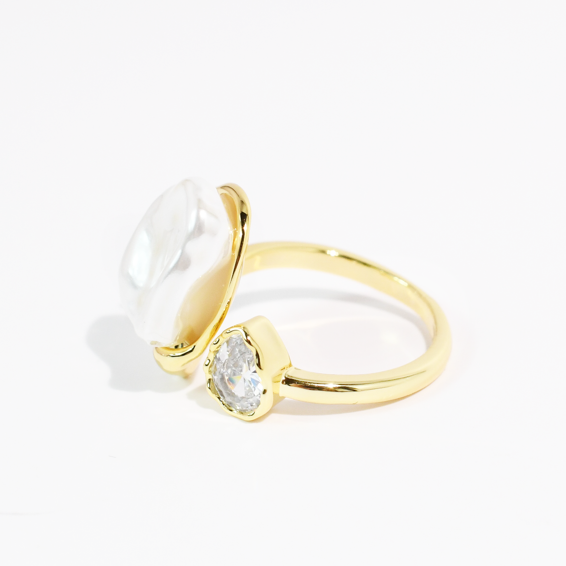 Pearl & Light Gold Ring