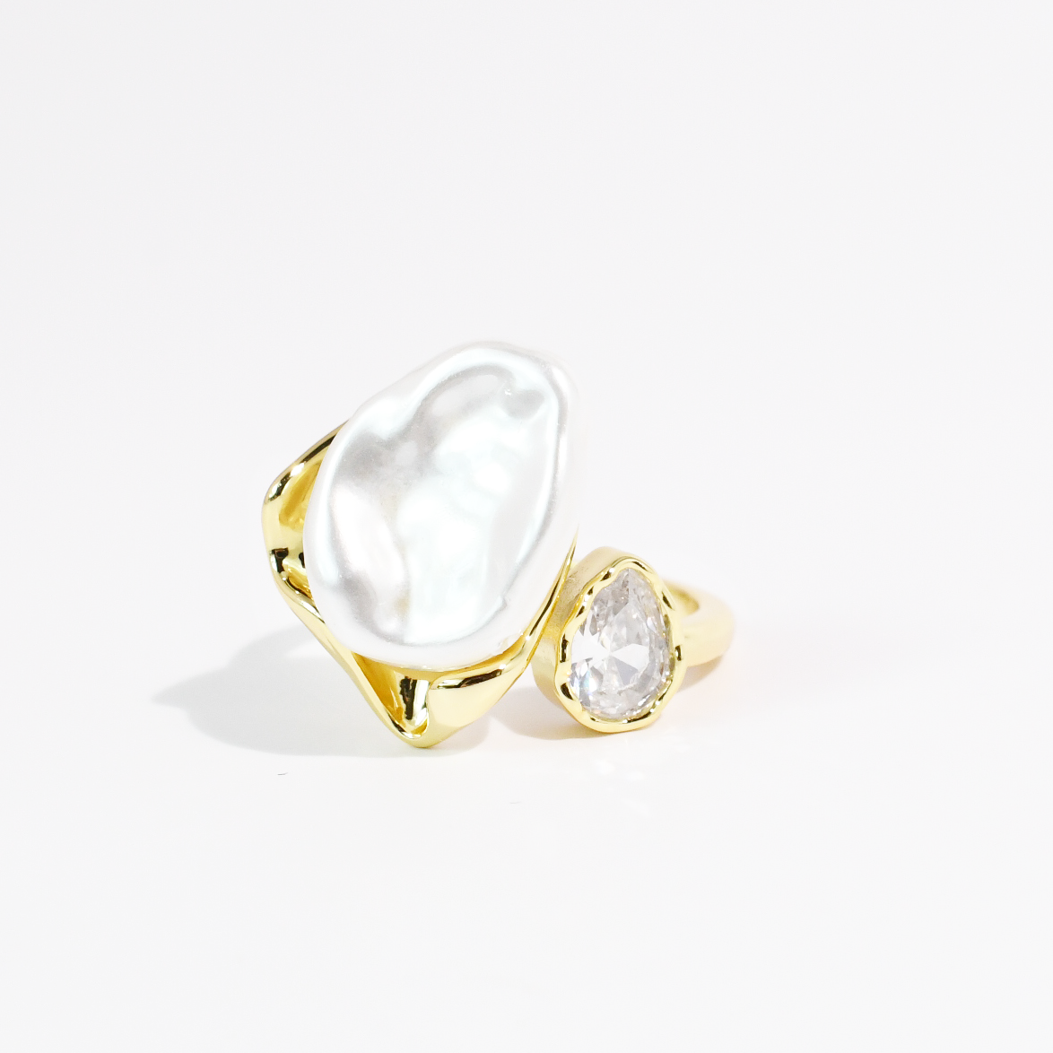 Pearl & Light Gold Ring
