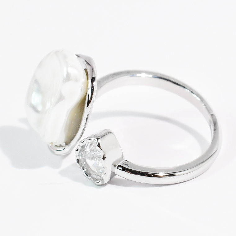 Pearl & Light Silver Ring