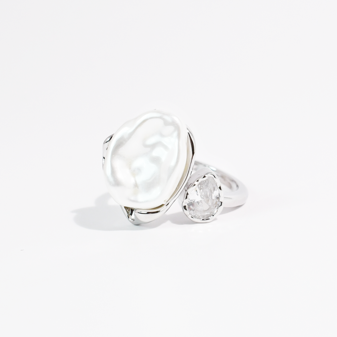 Pearl & Light Silver Ring