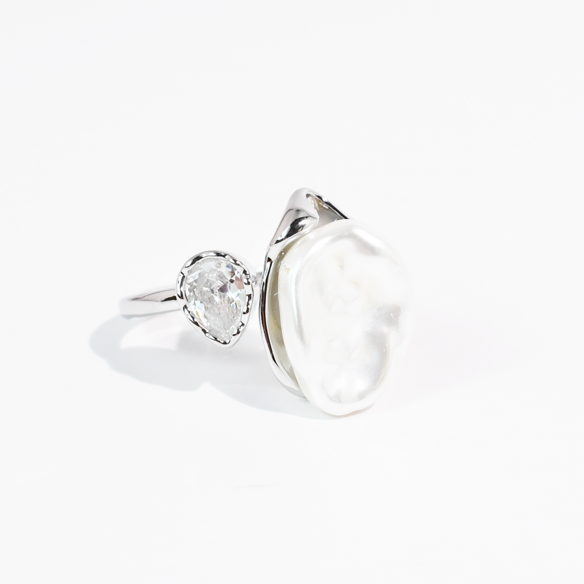 Pearl & Light Silver Ring