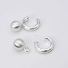 Load image into Gallery viewer, Sassy Chunky Hoop Silver B12
