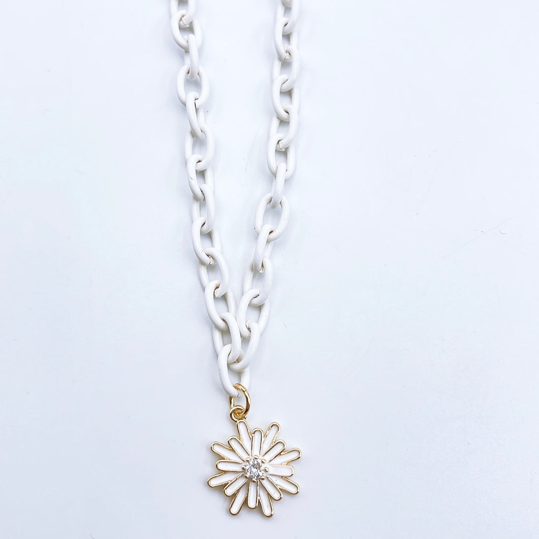 Daisy white necklace